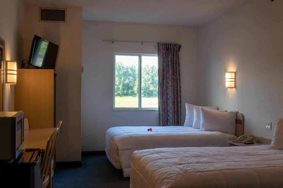 Morgantown Inn & Suites Екстериор снимка